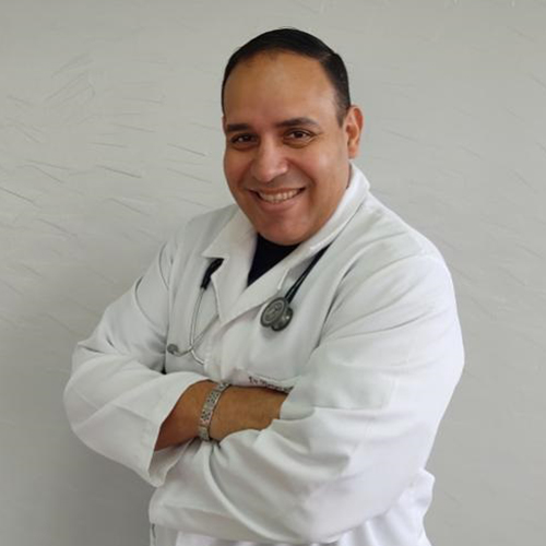 Dr. Hemerson Fuentes en consulta médica cálida y personalizada en FC Grupo Médico Torre KLM